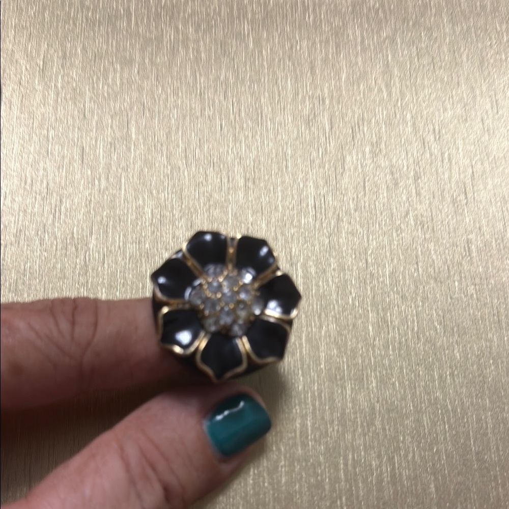 Elegant Black and Gold Floral Ring
